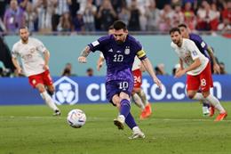 Messi đá hỏng penalty, người dân Argentina mừng thầm